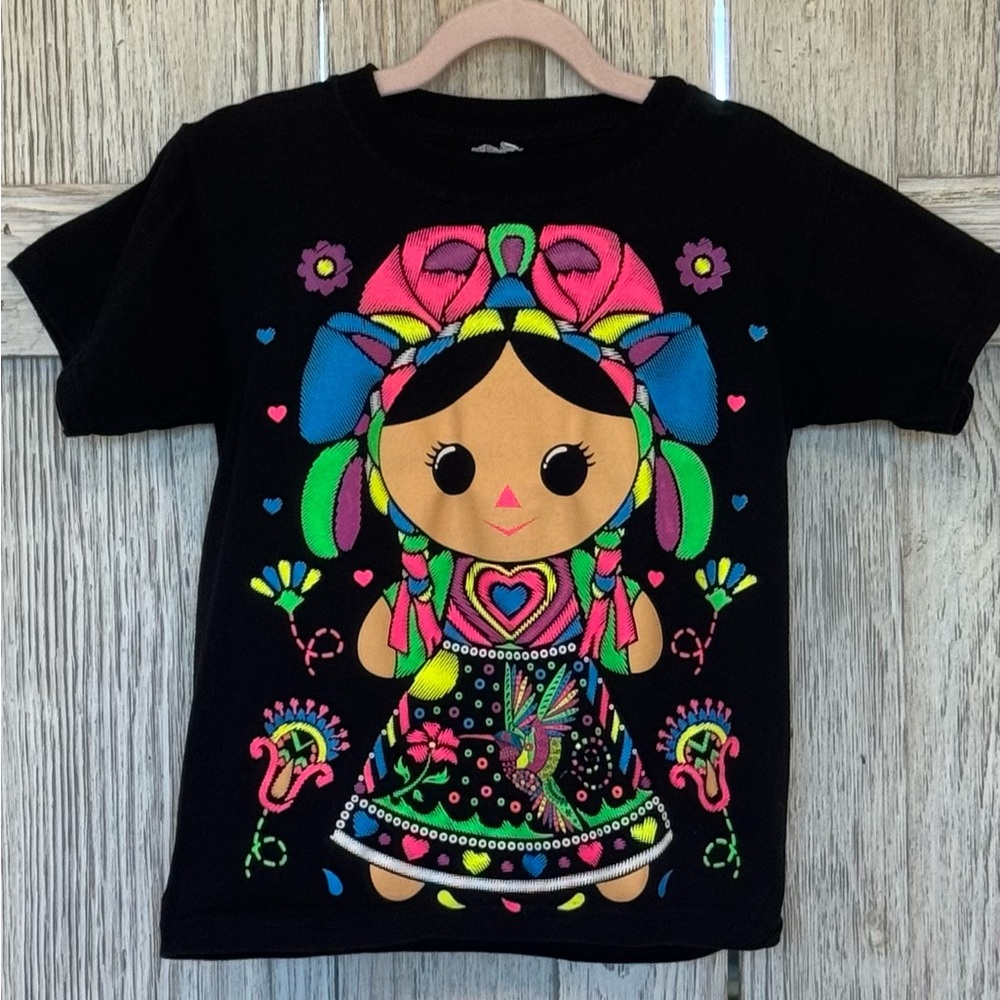 Vibrant Doll Graphic Kids T-Shirt sz small PTP 13”